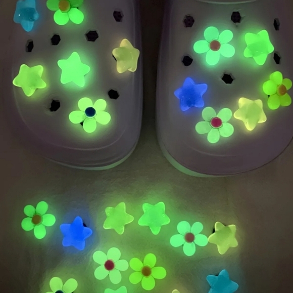 12 Pcs Reusable Glow in the Dark Shoe Charms, Absorbing Light Stars and Flowers - Picture 5 of 8